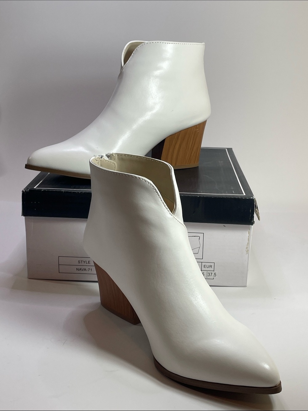 Qupid White Pointed Ankle Boot with Wood Block Heel Size 6.5M Brand New